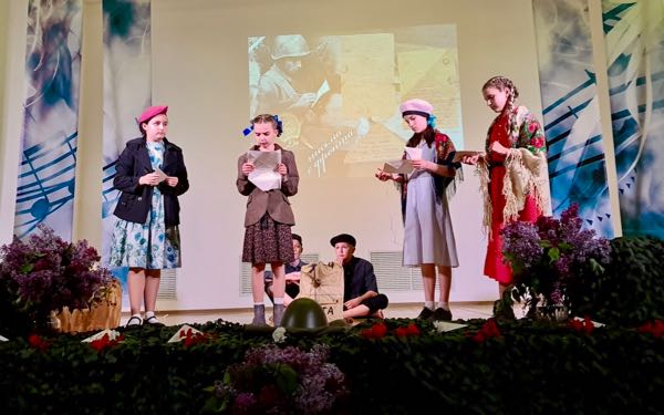 В Супонево состоялся праздничный концерт «Письма от прошлого к настоящему»