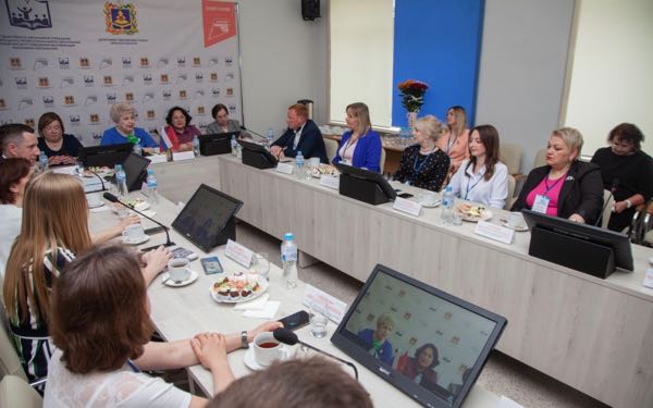 В Брянске прошёл круглый стол «Конкурсное движение как фактор успеха педагога»