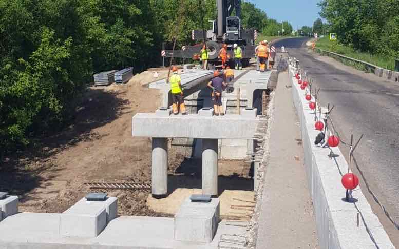 В Севском районе приступили к монтажу балок пролётного строения на мосту через реку Уль