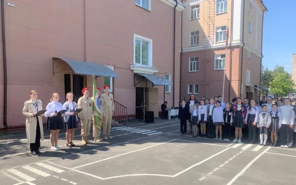 Клинцовским школьникам повязали красные пионерские галстуки