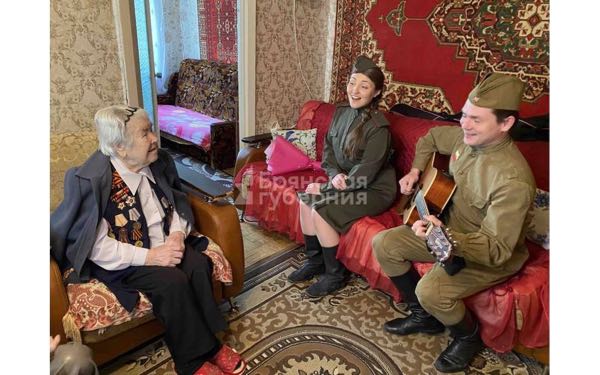 Артисты брянского драмтеатра поздравили с Днем Победы фронтовичку Елизавету Пешую