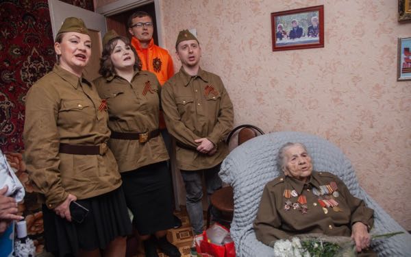 Музыкальный подарок накануне Дня Победы получила бывшая фронтовая медсестра Анна Иванова