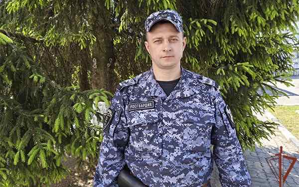 Росгвардеец спас ребёнка из горящего дома в Брянске