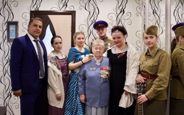 Артисты Брянского ТЮЗа поздравили с Днём Победы ветерана Розу Галимовну Головкову