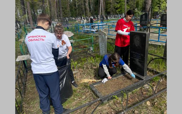 Транспортные полицейские и школьники Брянщины благоустраивают памятные места
