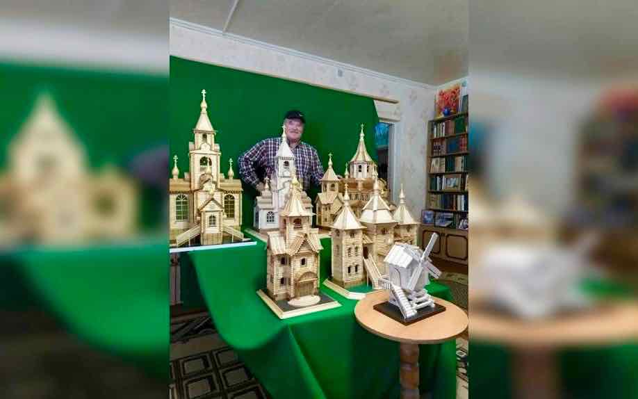 Житель посёлка Ивот создаёт миниатюрные храмы и крепости из дерева