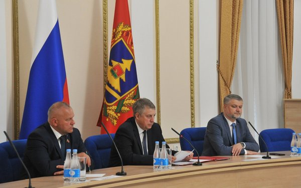 На оперативном совещании при губернаторе Брянщины обсуждали тему летнего отдыха детей
