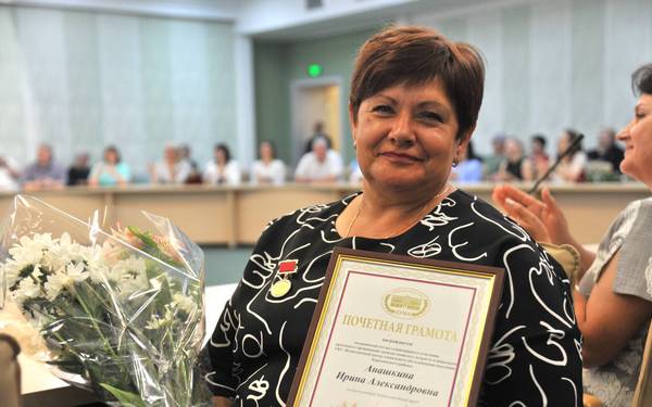 Лучшим социальным работникам Брянщины вручили заслуженные награды