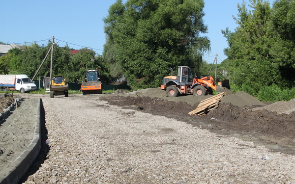 На улице Деснинский спуск в Брянске продолжаются ремонтные работы