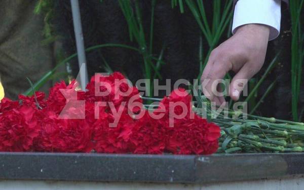 В Брянске к воинскому мемориалу в День памяти и скорби возложили цветы