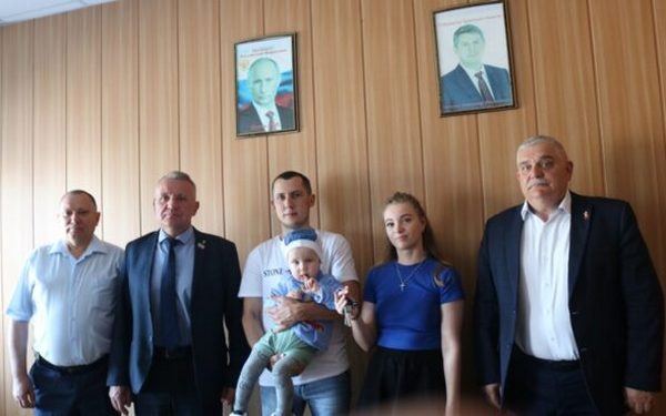 Молодой семье из брянской Красной Горы вручили ключи от квартиры