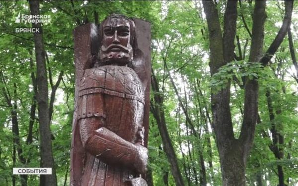 В парке Толстого в Брянске ведётся обновление ротонды и деревянных фигур