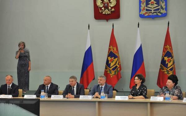 Губернатор Брянщины Александр Богомаз поздравил сотрудников социальной защиты