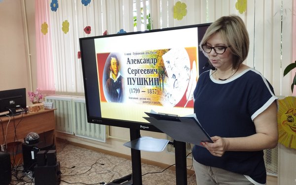 В Центральной детской библиотеке имени М. Горького в Брянске прошла познавательно-игровая программа «На солнечной поляне Лукоморья»