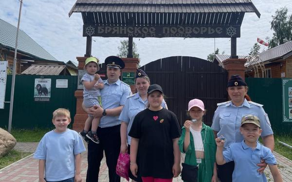 Транспортные полицейские ЛОП на станции Унеча организовали экскурсию для детей сотрудников в этнокомплекс «Брянское подворье»