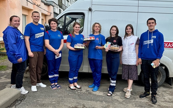 В Брянске медицинских работников с профессиональным праздником поздравили молодогвардейцы