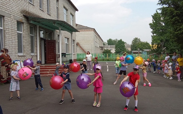 Весело и звонко отметили День защиты детей в климовском детсаду «Клубничка»