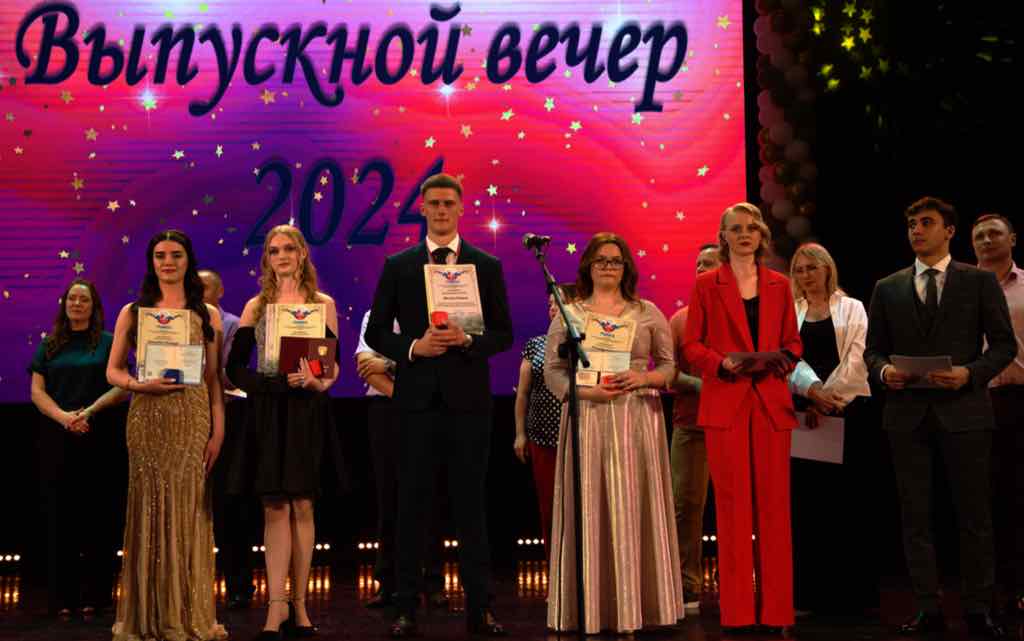 Брянские выпускники прощаются со школьной жизнью