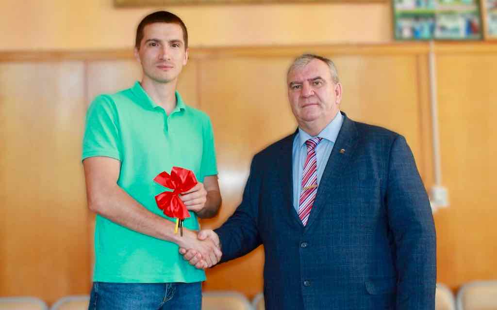 В Брасовском районе Брянской области молодому тренеру подарили квартиру