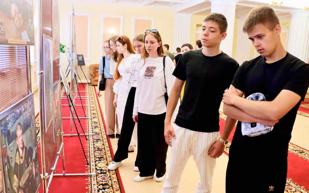 Старшеклассники Брянска посетили выставку «Непокоренный Донбасс»