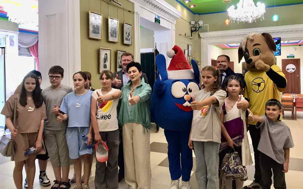 Артисты Брянского театра кукол организовали для детей из приграничья замечательный праздник