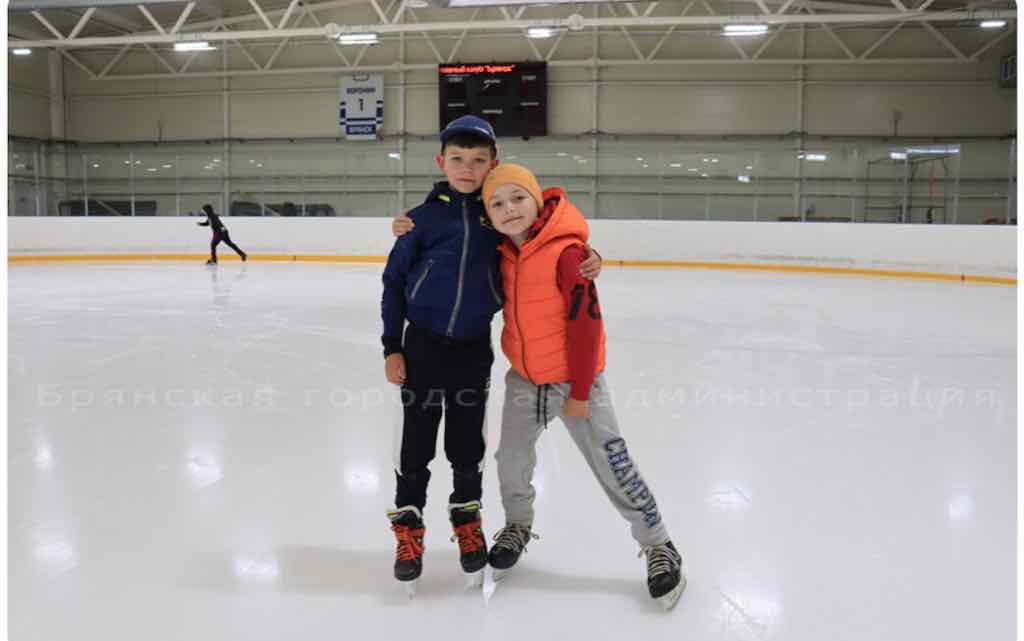 Дети из оздоровительных лагерей 15 школ Бежицкого района Брянска смогут покататься на ледовом стадионе «Пересвет»