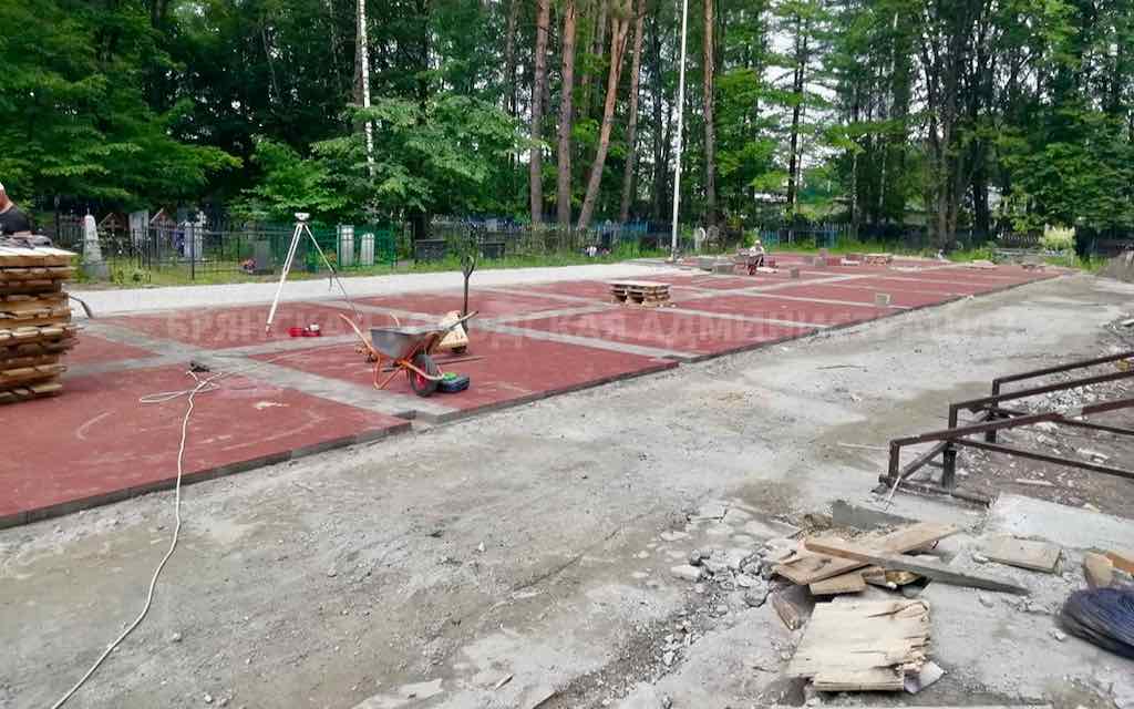 На воинском мемориале по улице Почтовой в Брянске укладывают тротуарную плитку
