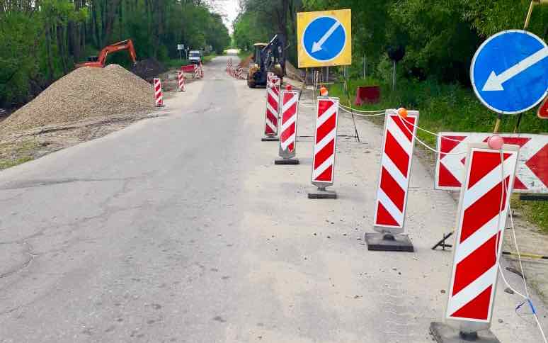 В Брянской области продолжается капитальный ремонт моста через реку Крапивна