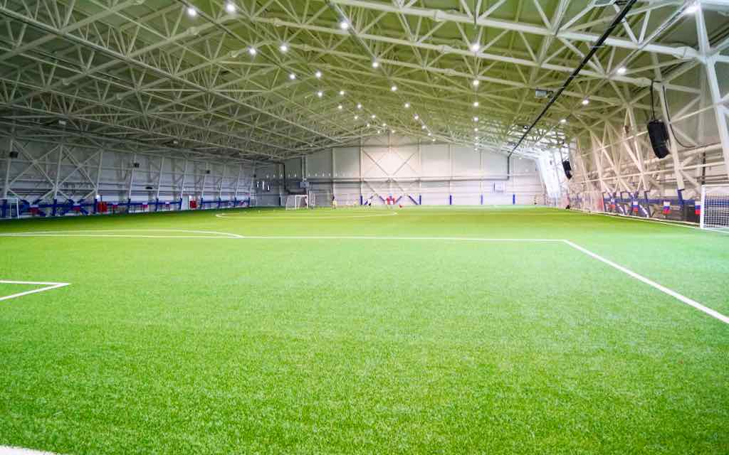 Советник премьер-министра посетил крытый футбольный манеж спортшколы «Динамо-Брянск»