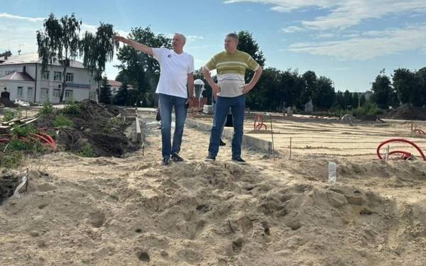 Губернатор Александр Богомаз проверил реконструкцию сквера «40 лет Победы» в Стародубе