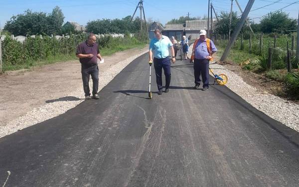 В посёлке Комаричи Брянской области ремонтируют автодорогу