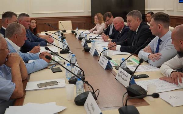 Губернатор Александр Богомаз проёл рабочую встречу с Александром Двойных