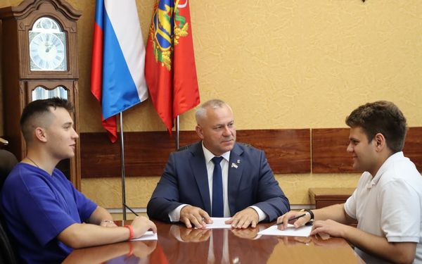 Молодогвардейцы вышли к спикеру облдумы Валентину Субботу с рядом законодательных инициатив