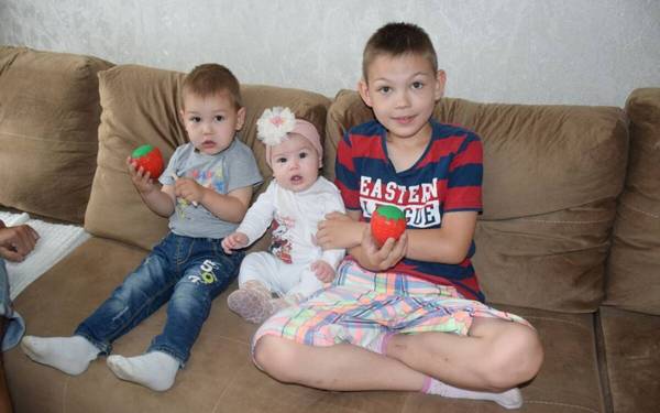 Брянцы поздравляют семью Мартыненковых с праздником