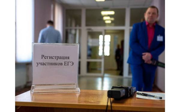 Две брянские выпускницы пересдали ЕГЭ по литературе на сто баллов