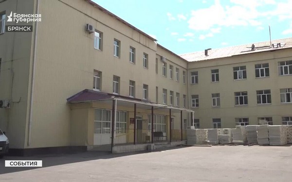 На терапевтическом корпусе брянской горбольницы №2 ремонтируется кровля