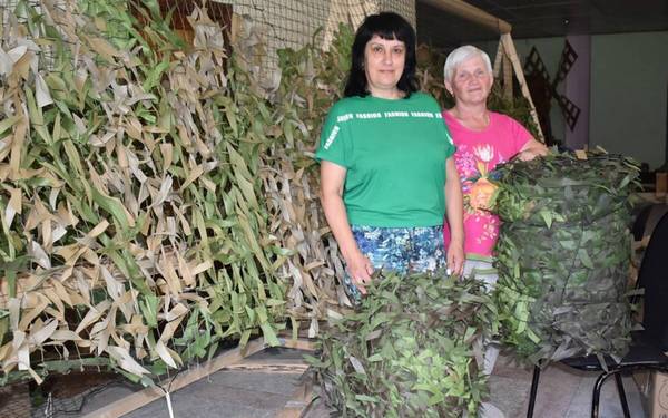 Добровольцы Клетнянского района плетут маскировочные сети