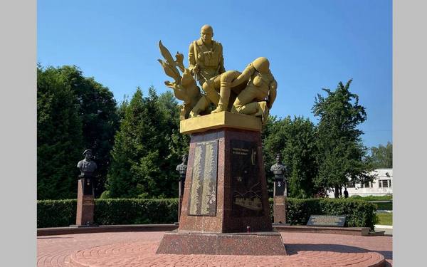 У мемориала «Круговая оборона» в Брянске состоялось мероприятие, посвящённое Дню ветеранов боевых действий