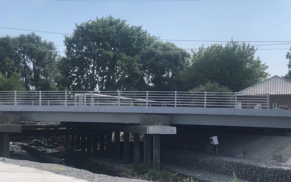 В Клинцах Брянской области продолжают капитальный ремонт моста через реку Московка