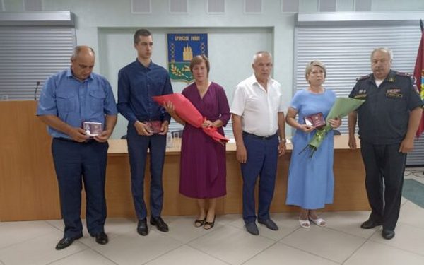 Семьям героев спецоперации в Брянском районе передали награды