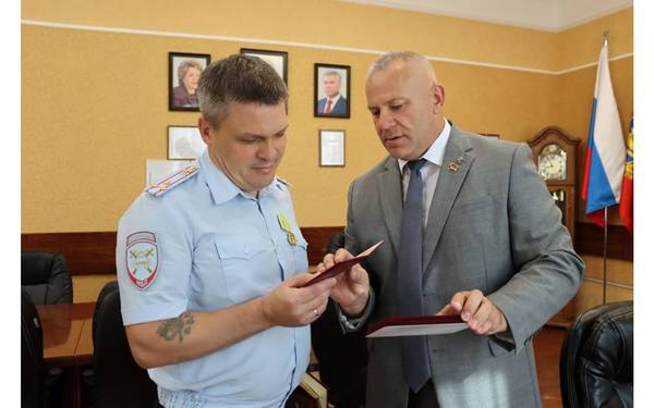 Председатель Брянской облдумы вручил памятную медаль начальнику УГИБДД