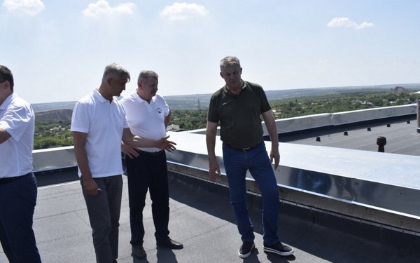 В подшефной Брянке ЛНР брянские рабочие отремонтируют кровли 34 многоквартирных домов