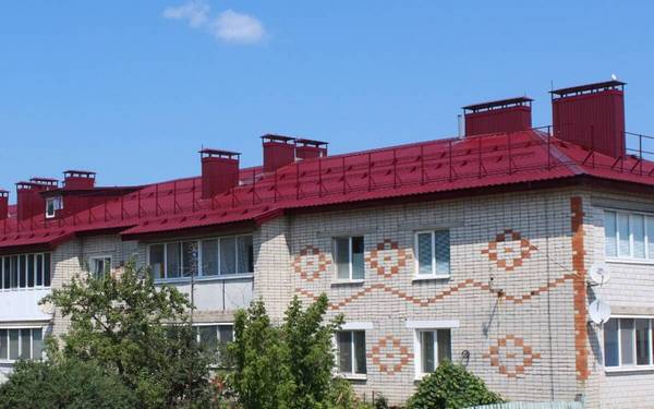 На многоквартирном доме в Суземке отремонтировали кровлю