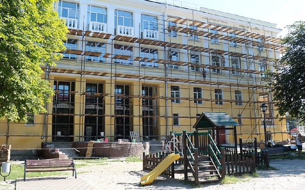 В Брянске продолжается обновление Дворца культуры железнодорожников