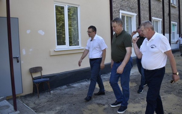 В брянковском учебно-воспитательном комплексе брянские специалисты обустраивают пищеблок