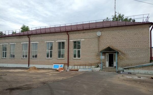 В Мглинской средней школе № 1 Брянской области ремонтируют спортзал