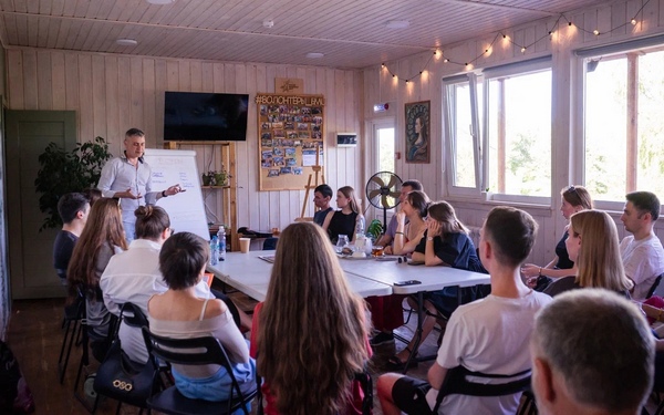 Для брянской молодёжи психолог провёл лекцию о деньгах и счастье