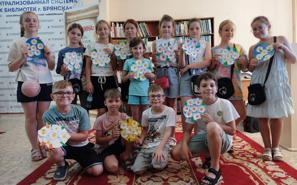 Мастер-класс «Ромашка – символ любви и верности» прошел в Центральной детской библиотеке имени М. Горького г. Брянска для ее юных читателей