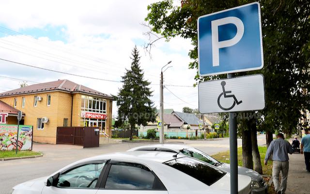 Для школы коррекции по улице Болховской обустроили парковку