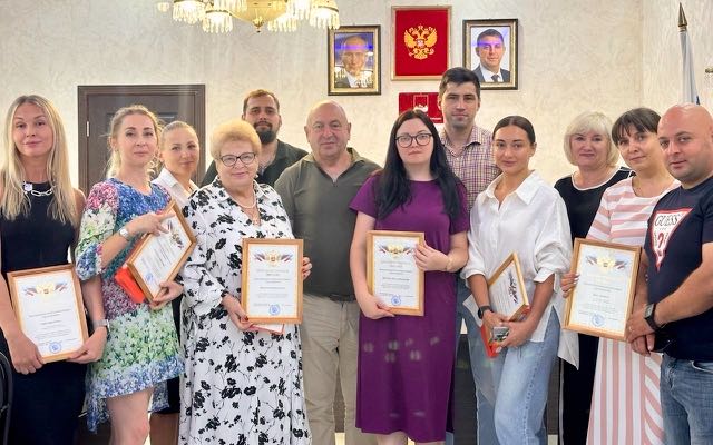 Работников торговли и бытового обслуживания населения Бежицкого района Брянска поздравили с профессиональным праздником